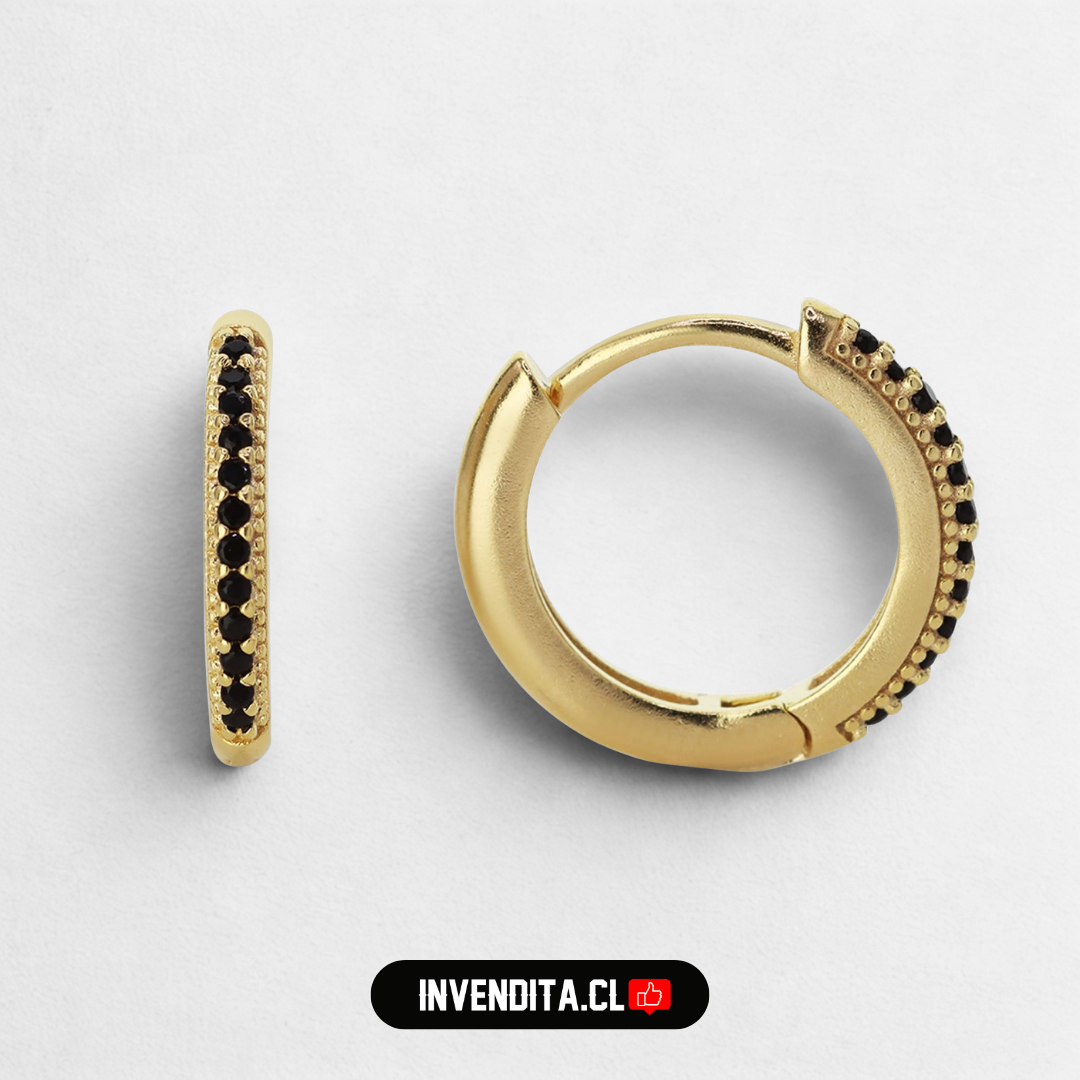 Aros enchapados en oro diseño argollas con serie de circones negros con broche Huggies