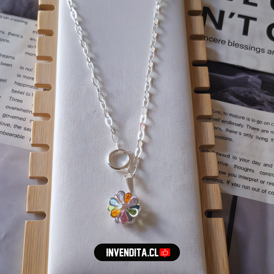 Collar enchapado en plata diseño flor de colores con broche timón