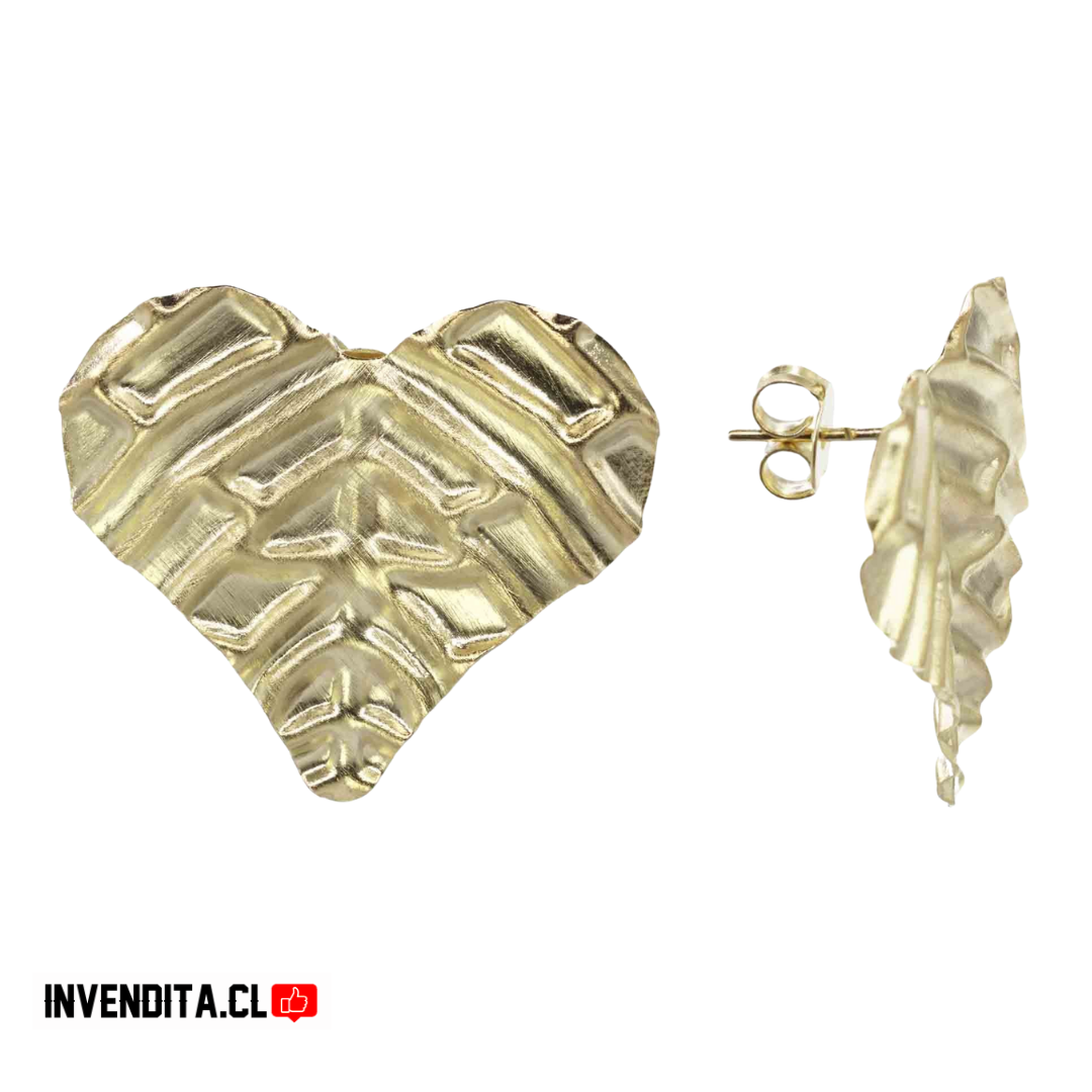 Aros enchapados en oro modelo corazón con relieve
