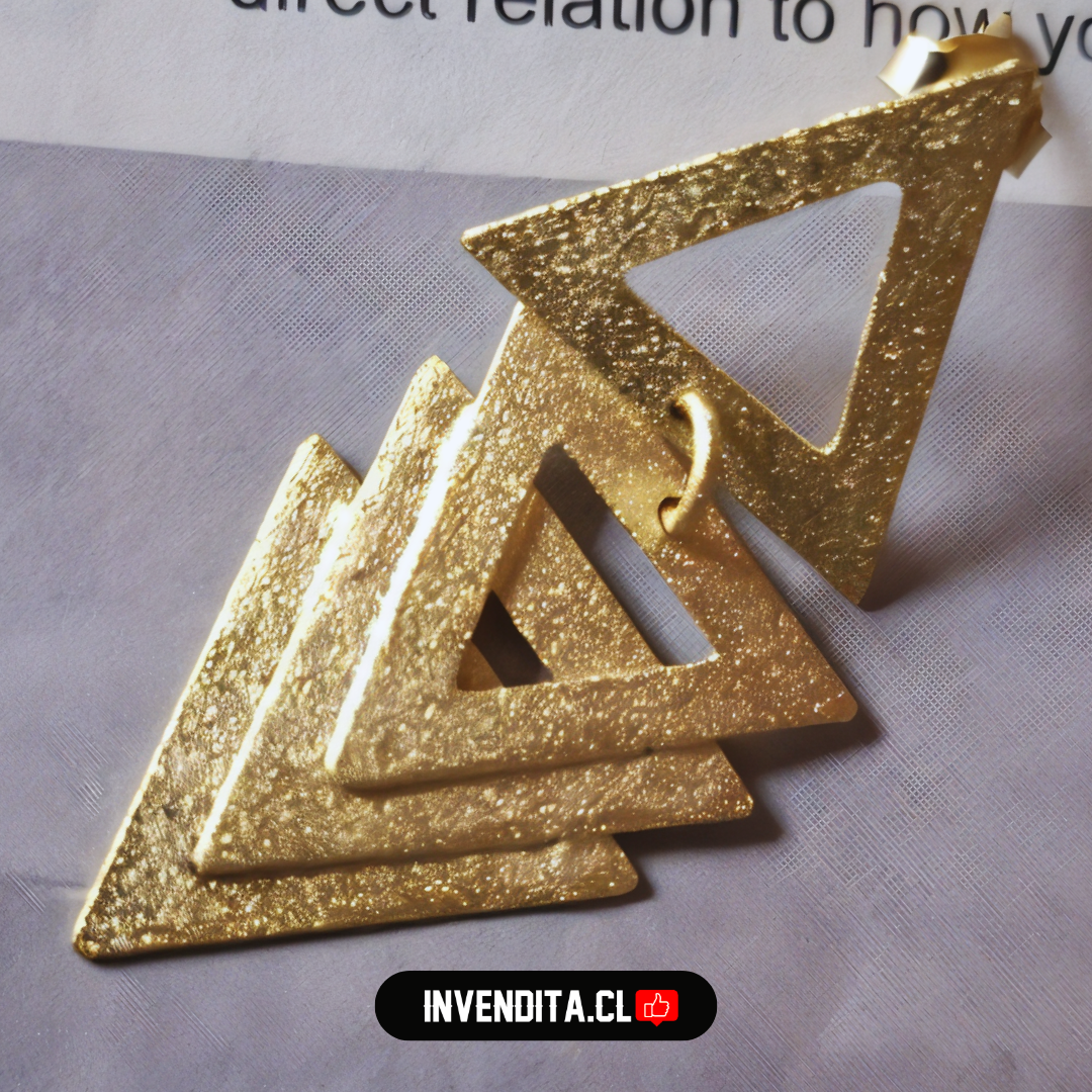 Aros enchapados en oro un triangulo y tres flechas