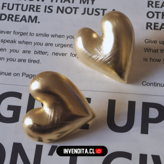Aros enchapados en oro modelo corazón satinado