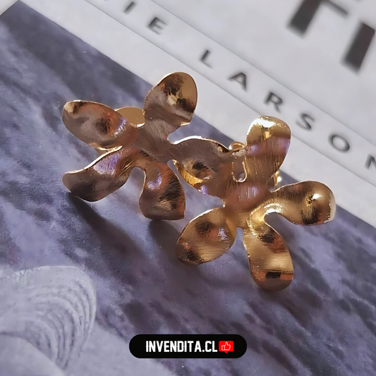 Aros enchapados en oro flor irregular satinada