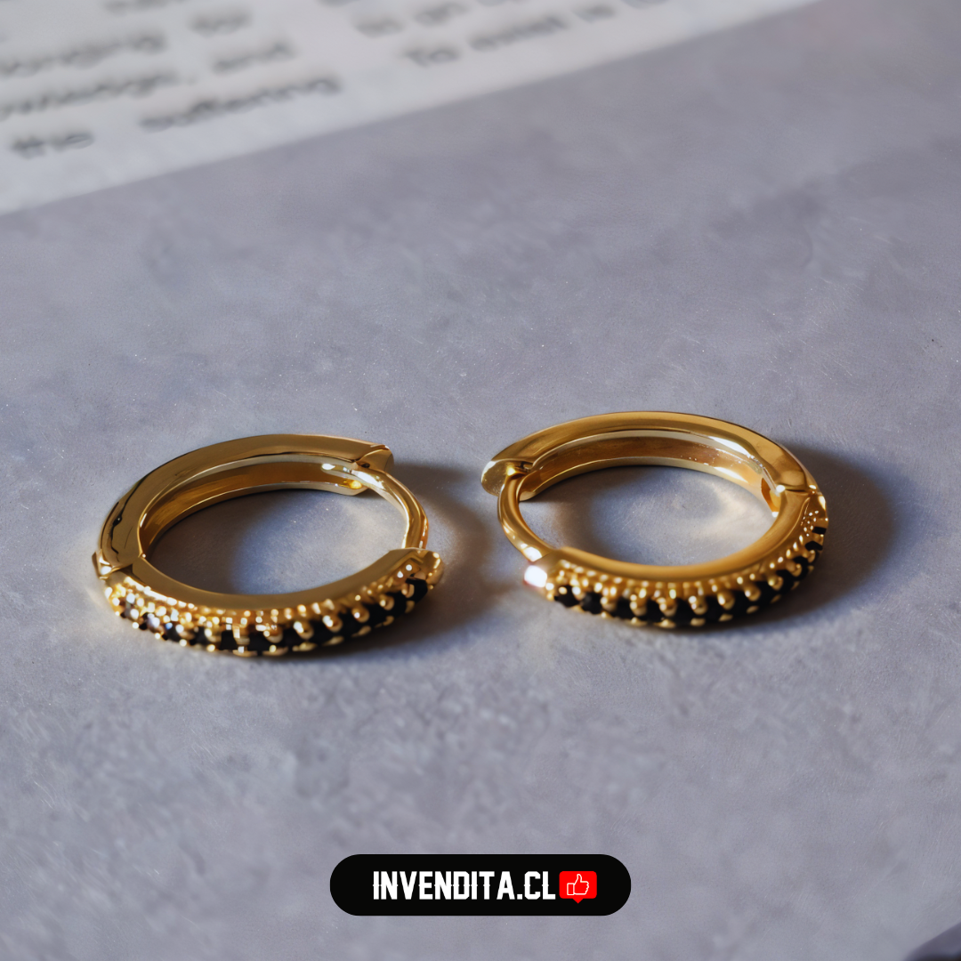 Aros enchapados en oro diseño argollas con serie de circones negros con broche Huggies