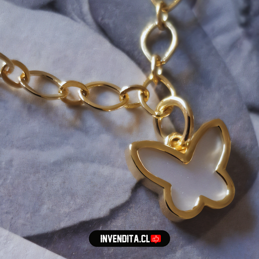 Pulsera enchapada en oro diseño eslabón ovalado con dije mariposa de nácar