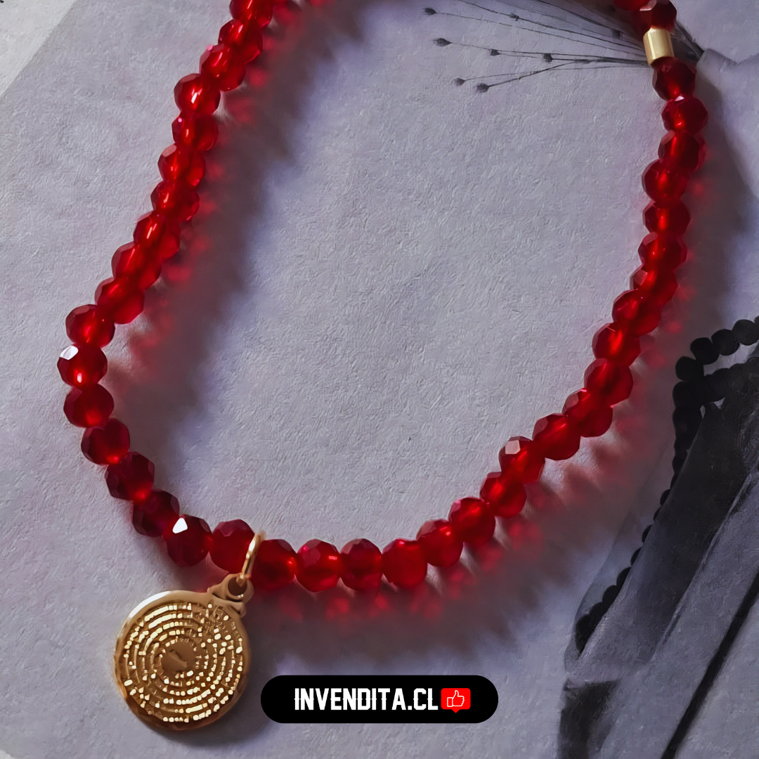 Pulsera enchapada en oro cristales rojos con terminales dorados y placa de Padre Nuestro
