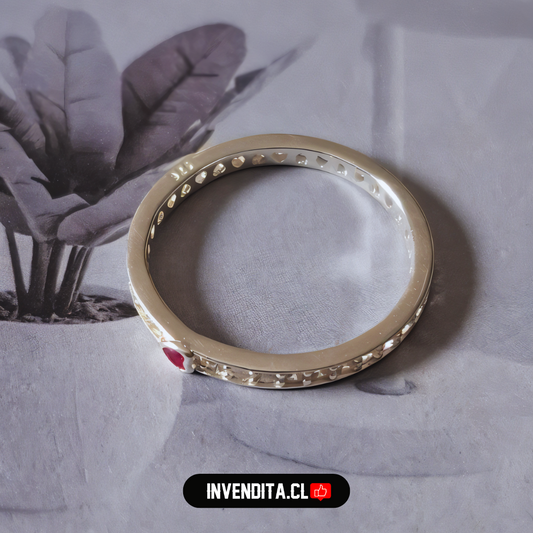 Anillo de plata 925 banda de circones y mini corazón de circón rubí