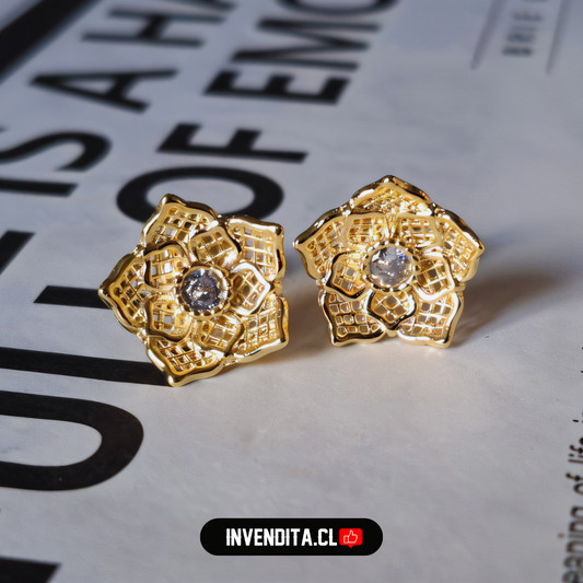 Aros enchapados en oro diseño flor con circón