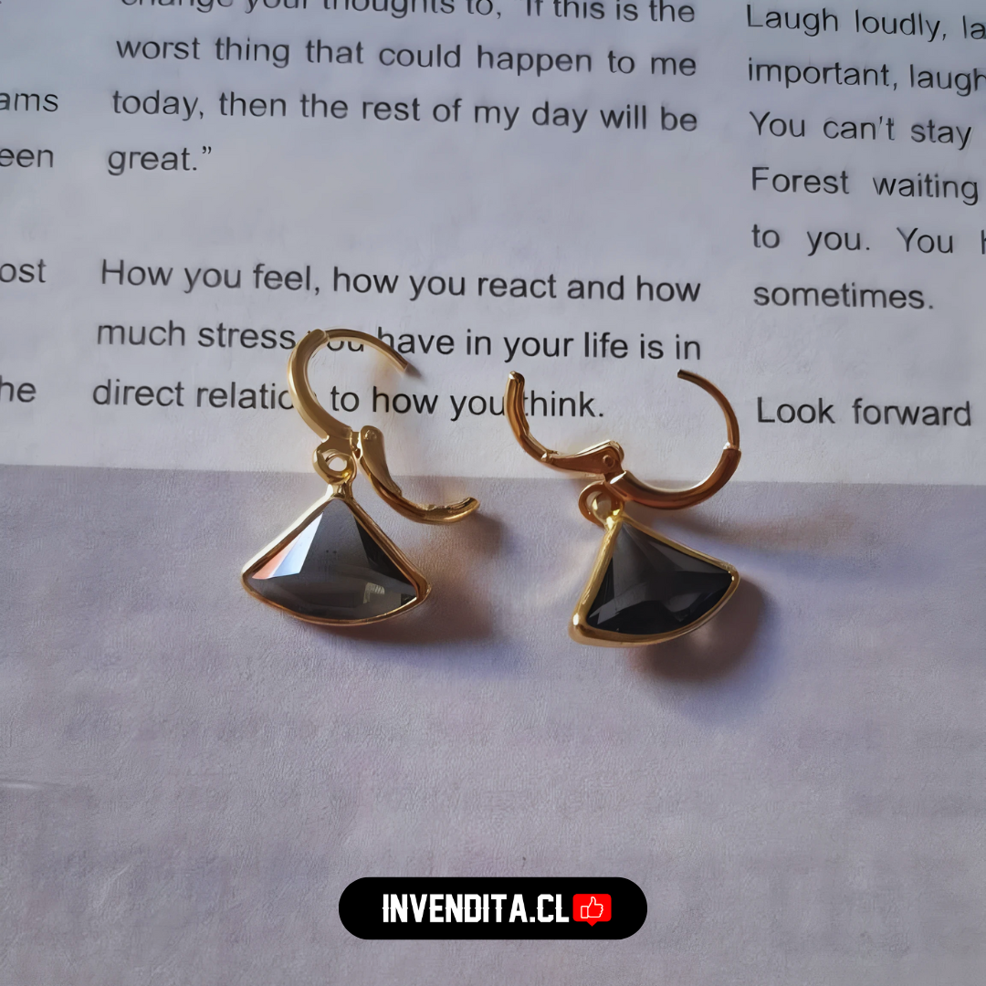 Aros enchapados en oro argolla con figura triangular de onix