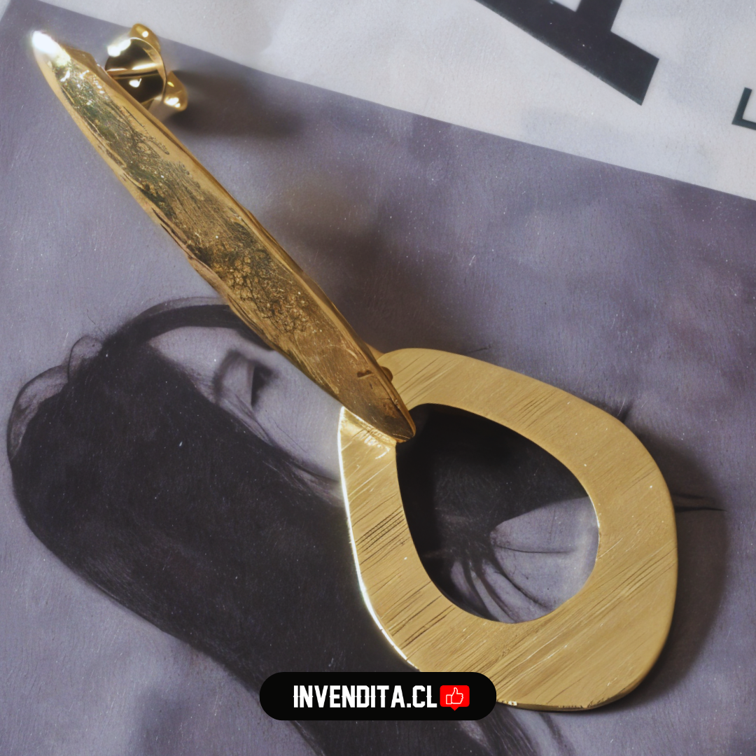 Aros enchapados en oro diseño varilla larga con hoja