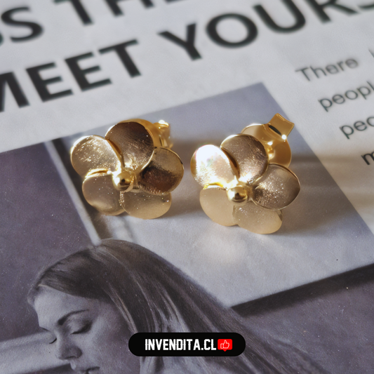 Aros enchapados en oro flor de pétalos lisos con botón