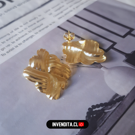 Aros enchapados en oro diseño cuadrado con relieves