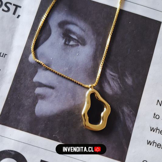 Collar enchapado en oro diseño irregular con esmaltado negro