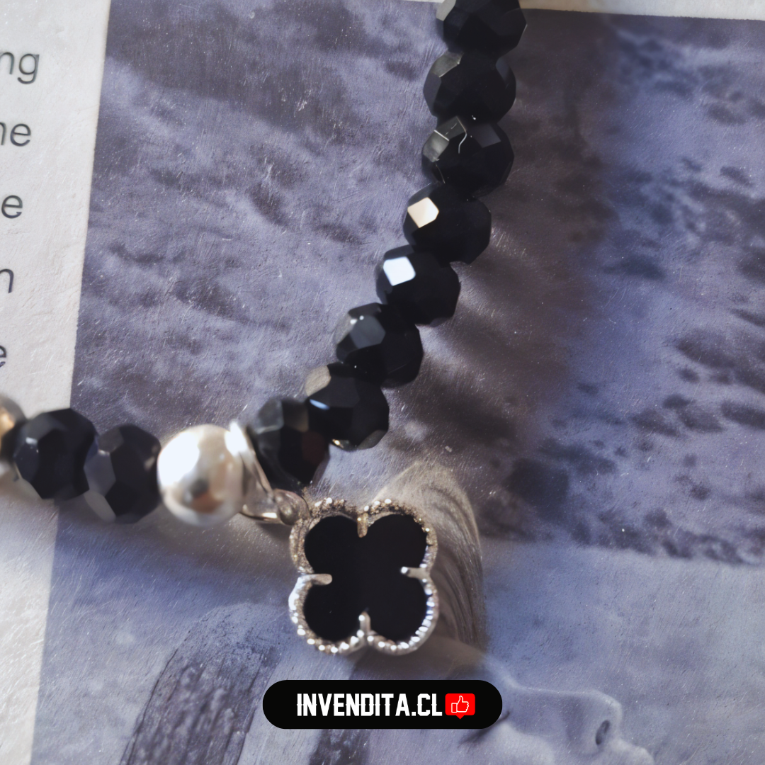 Pulsera enchapada en plata cristales negros con dije de flor