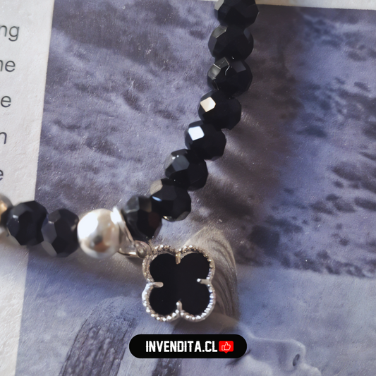 Pulsera enchapada en plata cristales negros con dije de flor