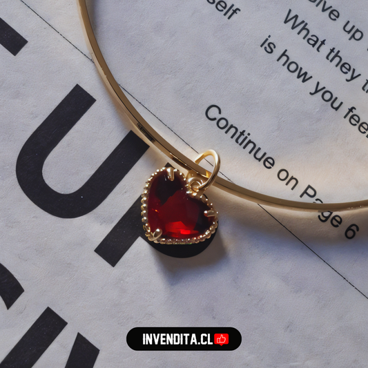 Pulsera enchapada en oro modelo esclava y dije corazón rojo