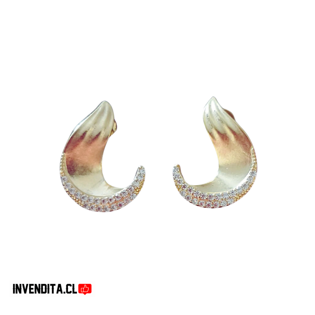 Aros enchapados en oro semi luna con hilera de circones