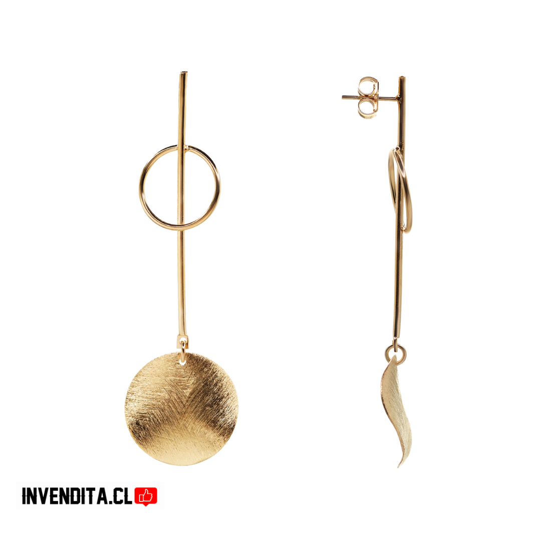 Aros enchapados en oro estilo varita con placa circular satinada
