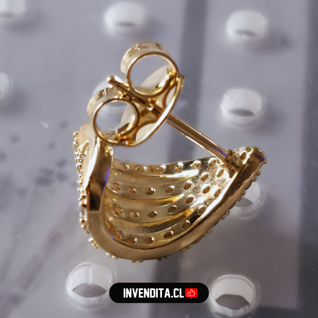 Aros enchapados en oro diseño arqueado con circones