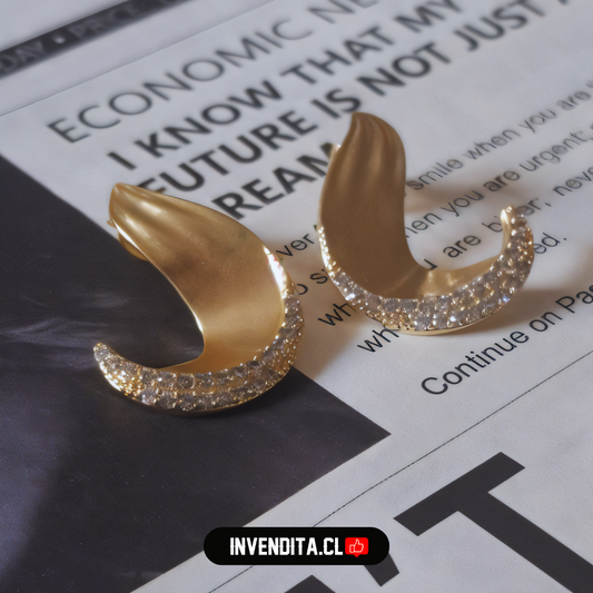 Aros enchapados en oro semi luna con hilera de circones
