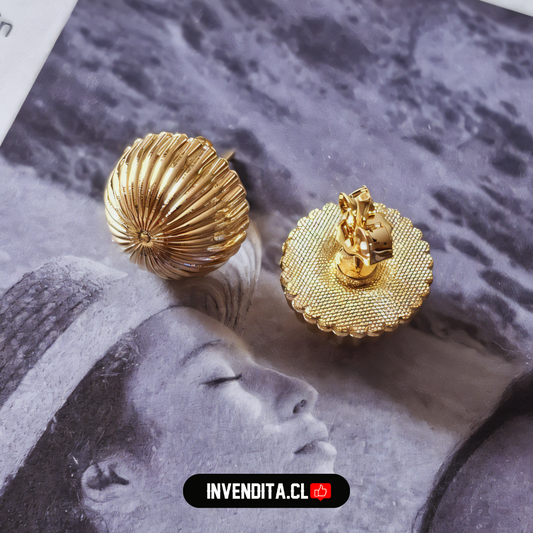 Aros enchapados en oro estilo botón con relieve
