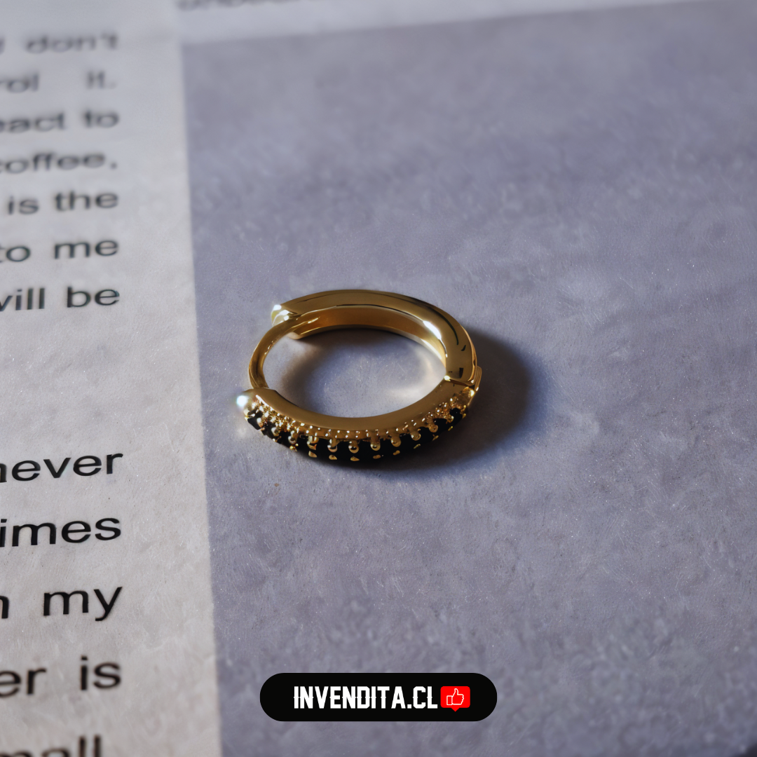 Aros enchapados en oro diseño argollas con serie de circones negros con broche Huggies