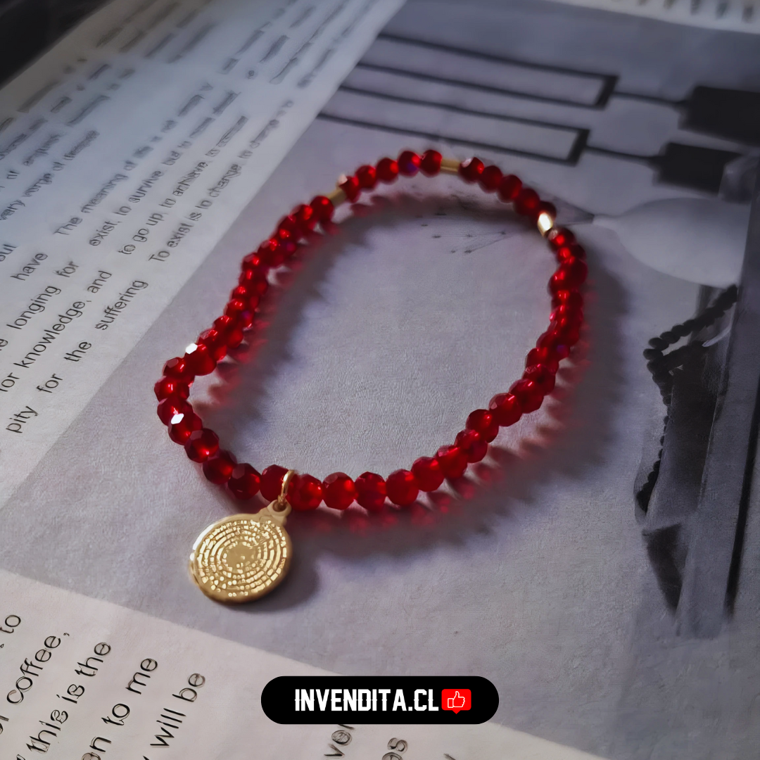 Pulsera enchapada en oro cristales rojos con terminales dorados y placa de Padre Nuestro