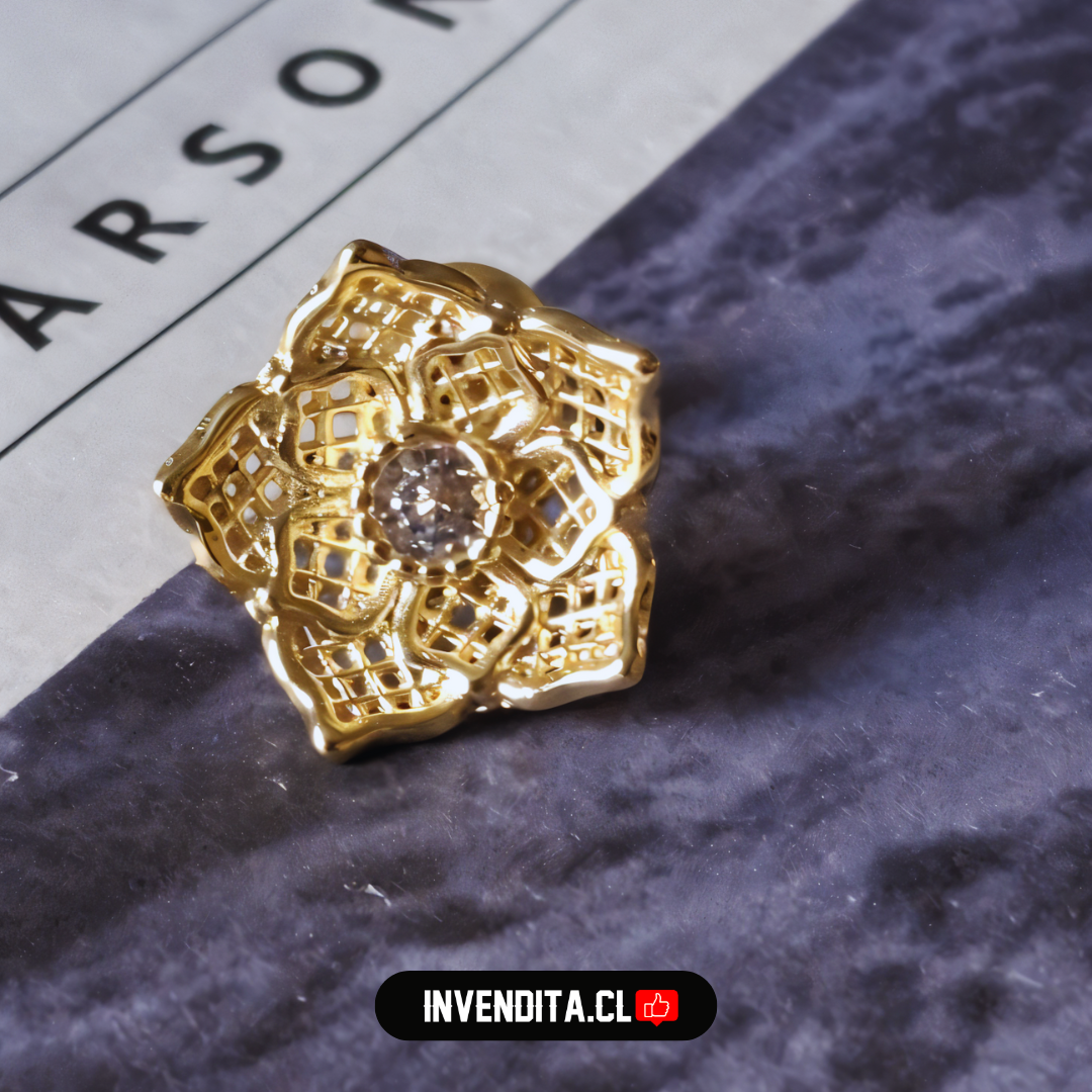 Aros enchapados en oro diseño flor con circón