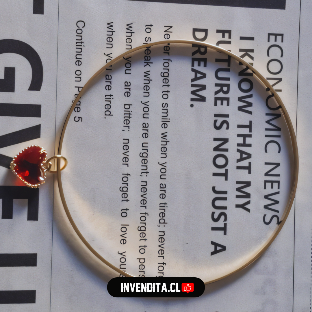 Pulsera enchapada en oro modelo esclava y dije corazón rojo