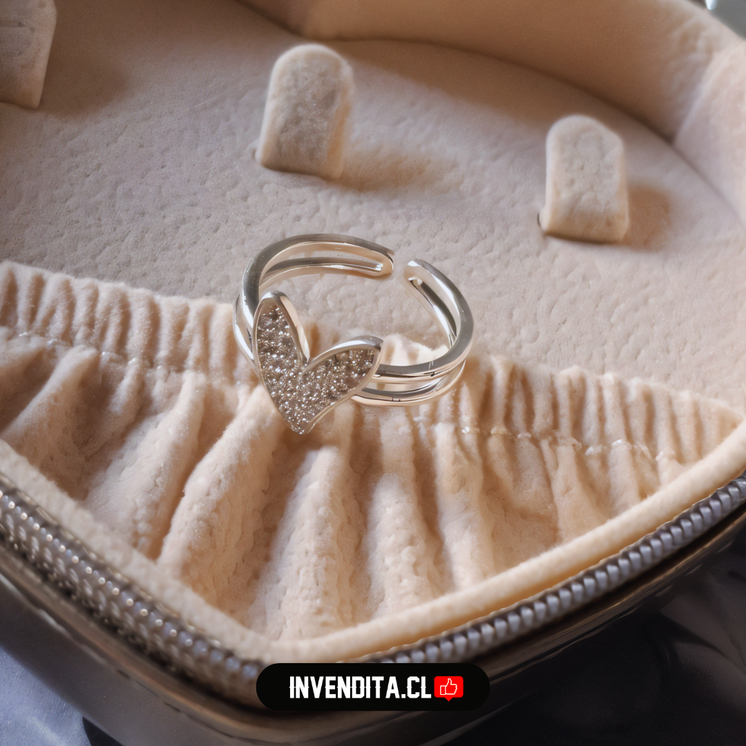 Anillo enchapado en plata diseño corazón con circones
