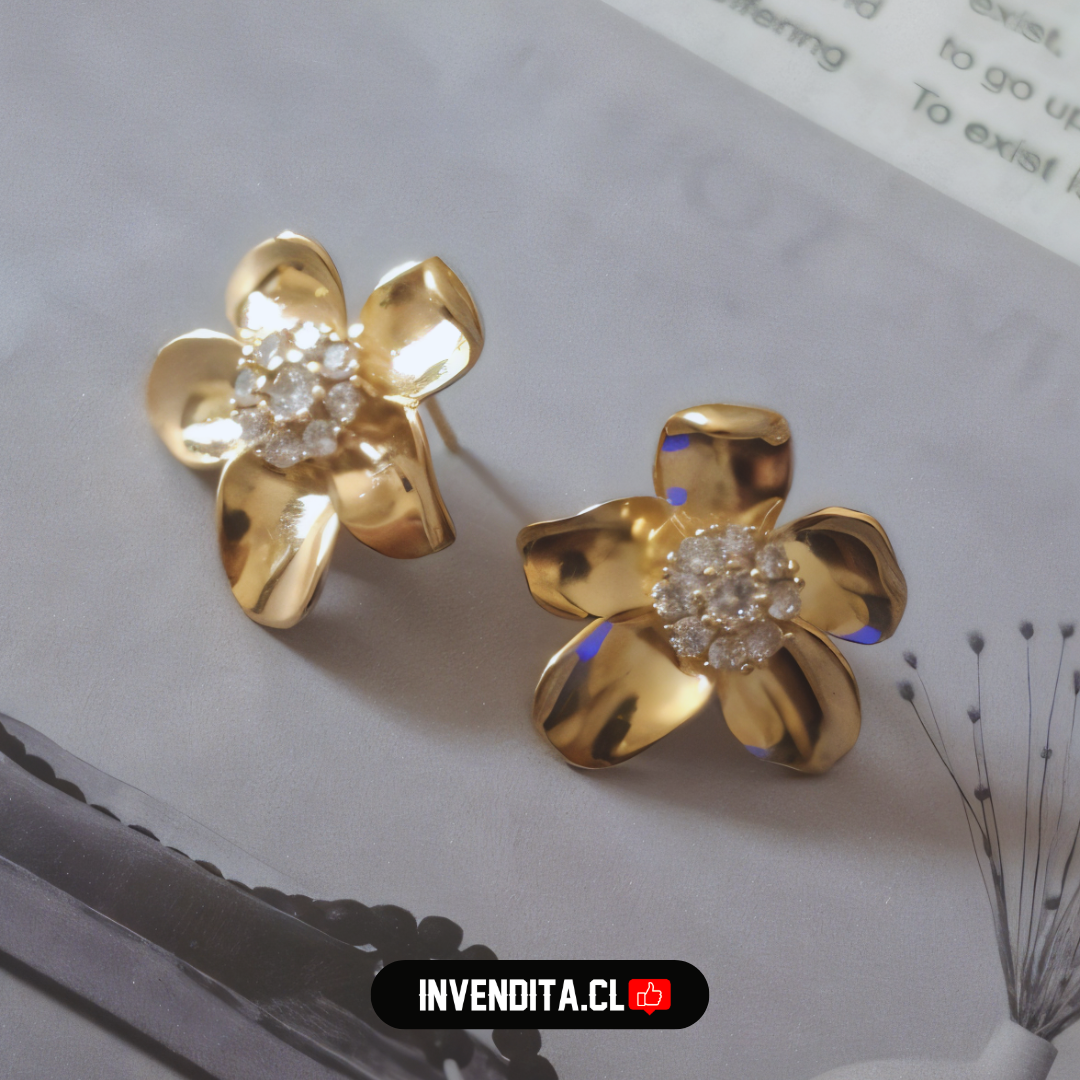 Aros enchapados en oro flores con pequeños circones