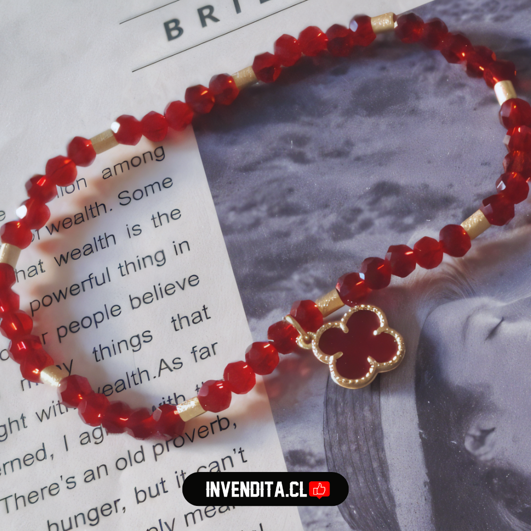 Pulsera enchapada en oro cristales rojos y dije de flor