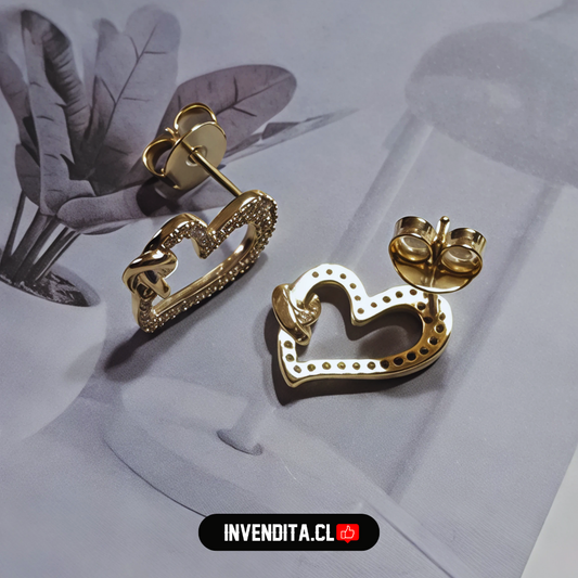 Aros enchapados en oro diseño corazón con circones