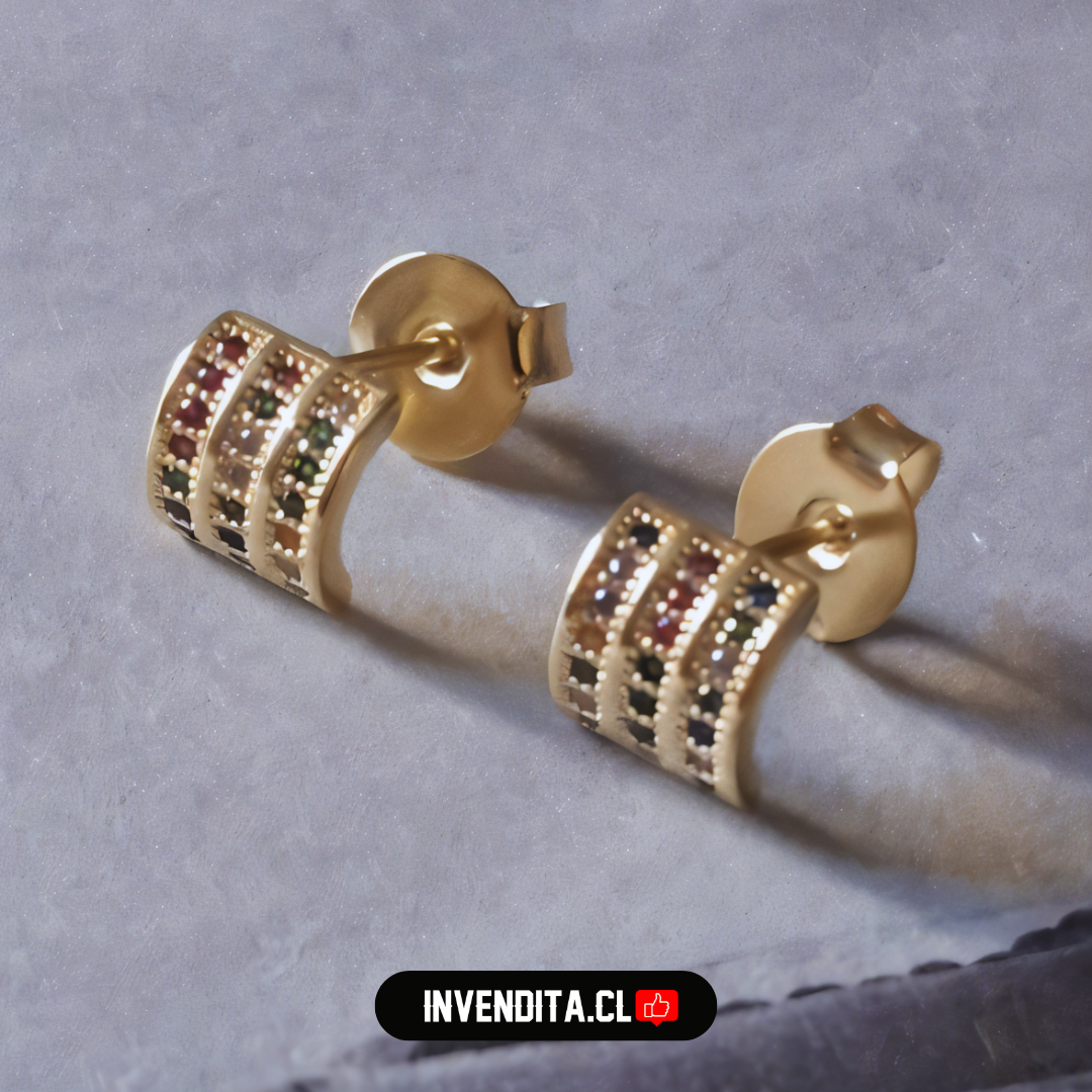 Aros enchapados en oro estilo placa con circones de colores
