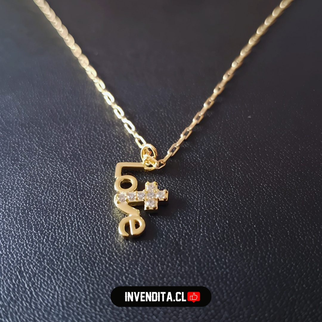 Collar enchapado en oro modelo LOVE con cruz de circones