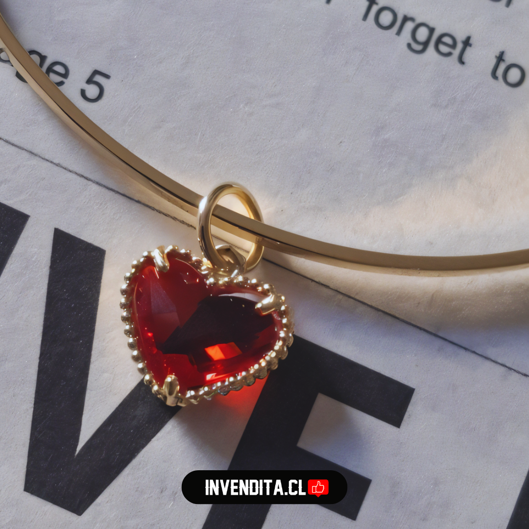 Pulsera enchapada en oro modelo esclava y dije corazón rojo