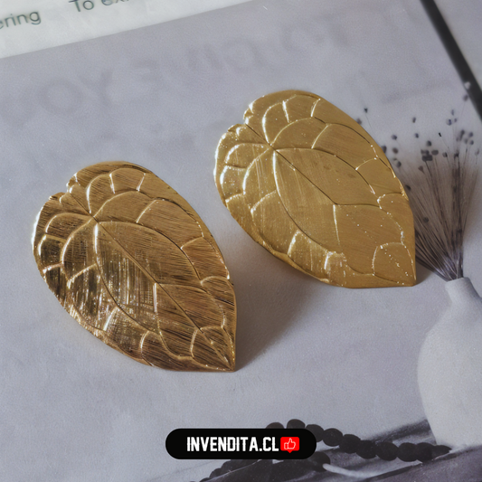 Aros enchapados en oro diseño hoja detallada