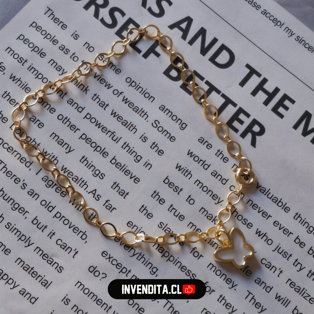 Pulsera enchapada en oro diseño eslabón ovalado con dije mariposa de nácar