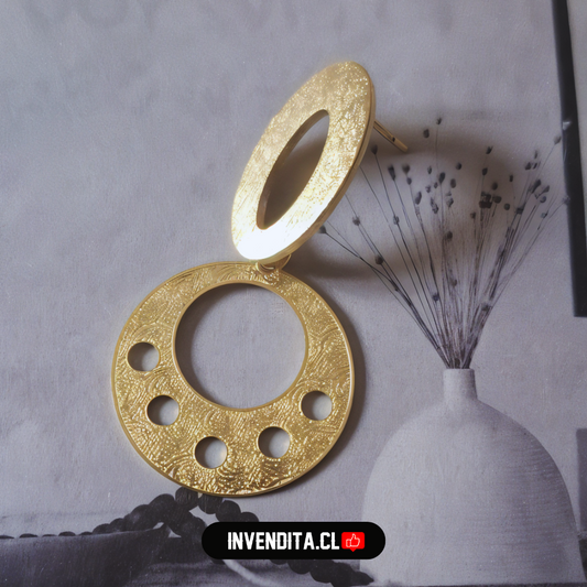 Aros enchapados en oro figuras redondeadas con grandes detalles