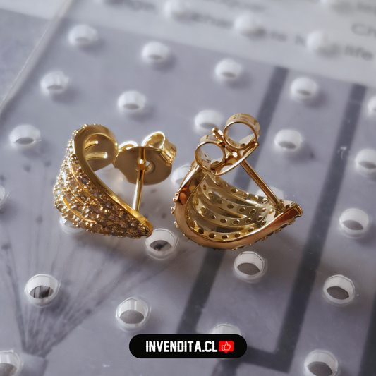 Aros enchapados en oro diseño arqueado con circones