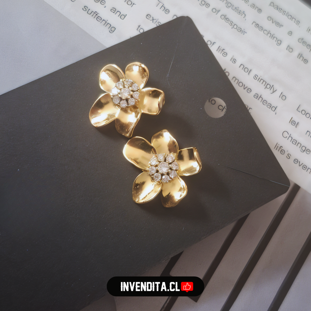 Aros enchapados en oro flores con pequeños circones