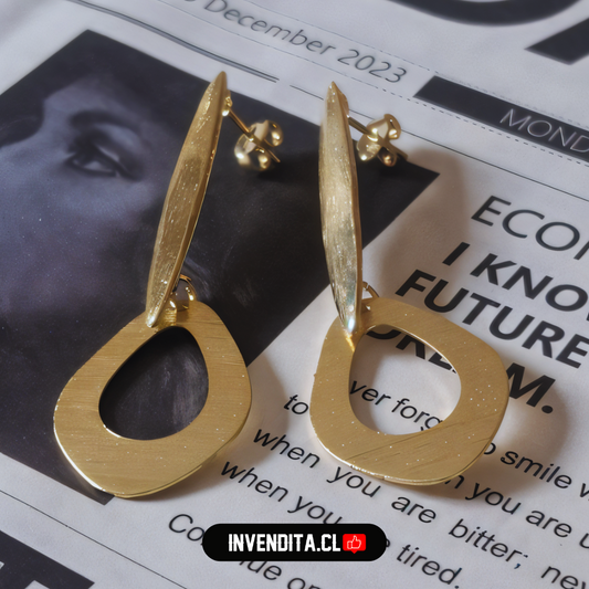 Aros enchapados en oro diseño varilla larga con hoja