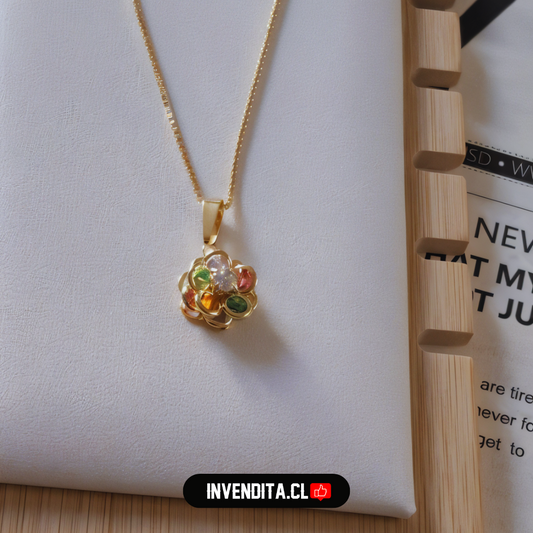 Collar enchapado en oro diseño flor con pétalos de circones de colores