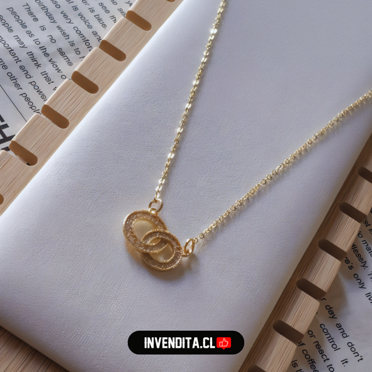 Collar enchapado en oro argollas cruzadas con circones