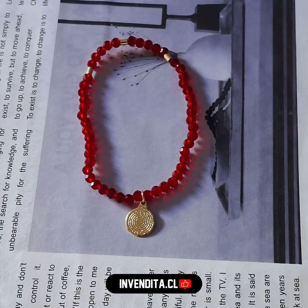 Pulsera enchapada en oro cristales rojos con terminales dorados y placa de Padre Nuestro