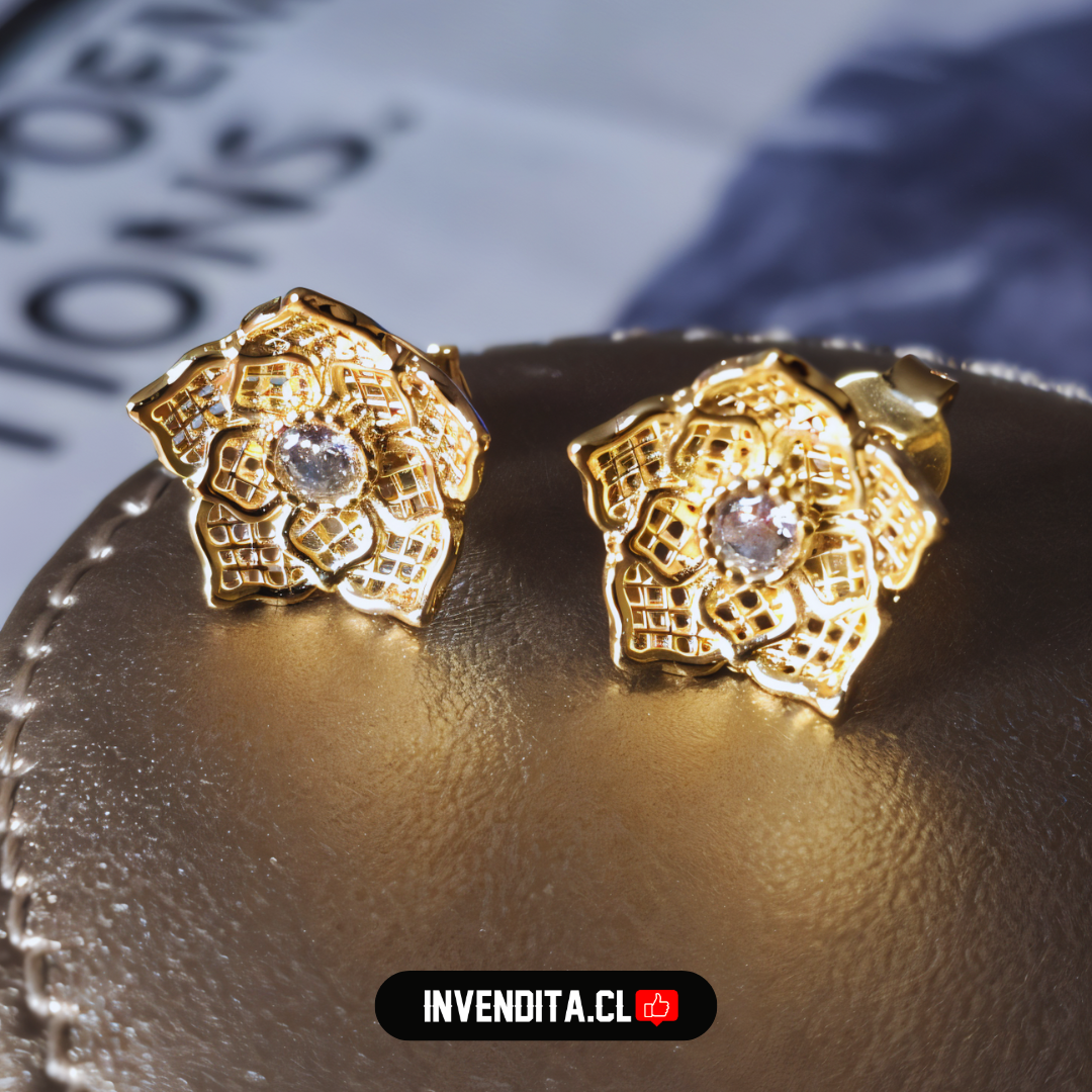 Aros enchapados en oro diseño flor con circón