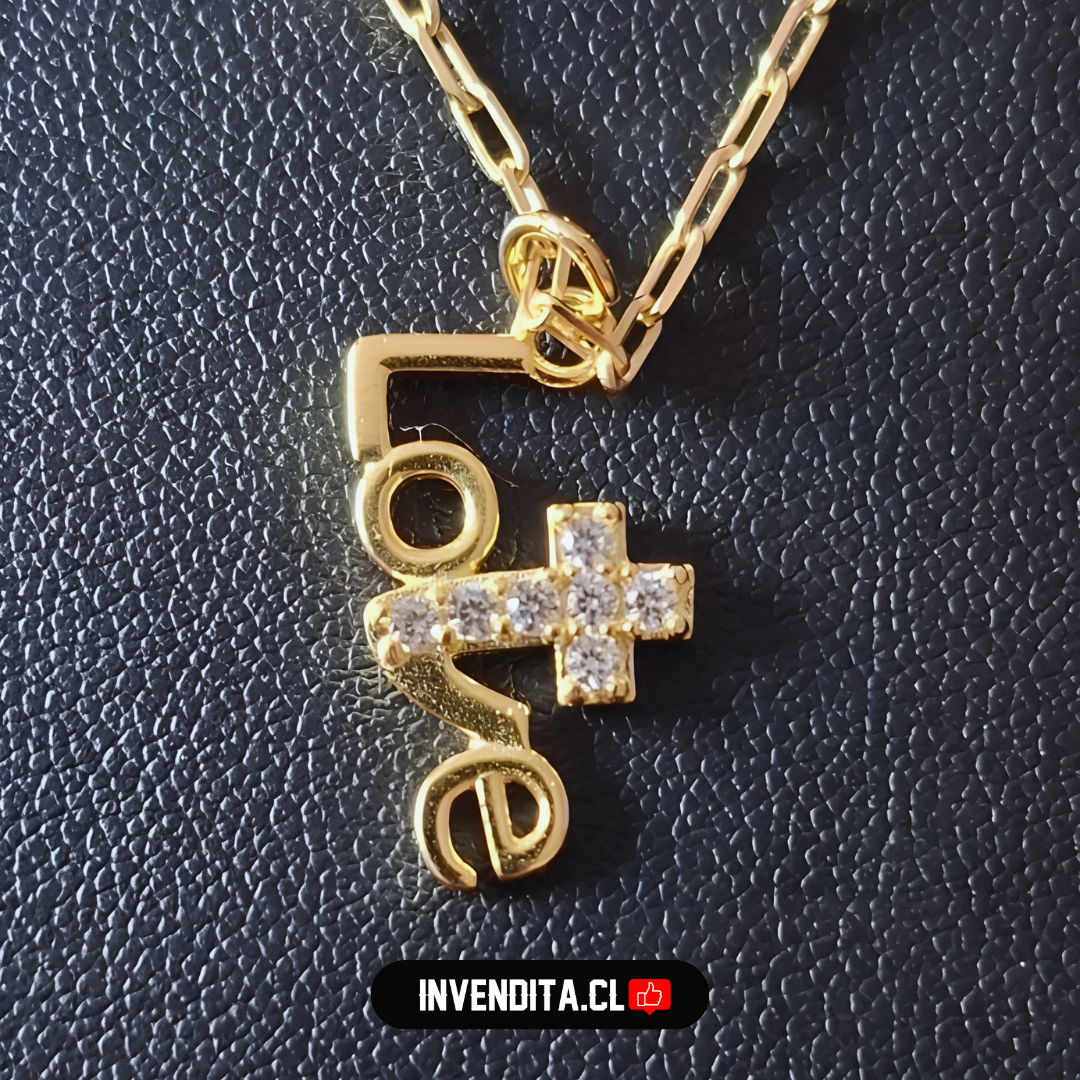Collar enchapado en oro modelo LOVE con cruz de circones