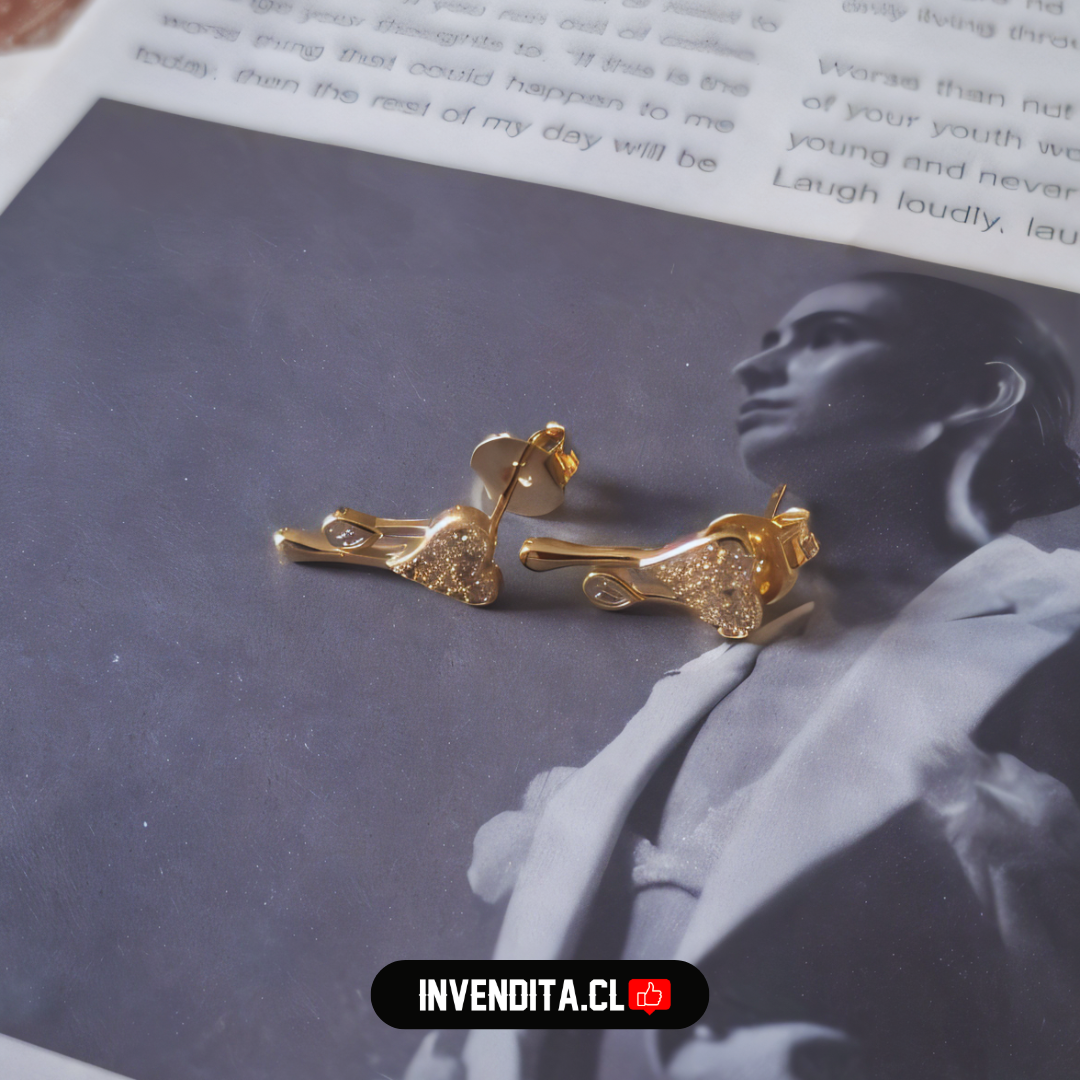 Aros enchapados en oro diseño corazones derretidos con circones