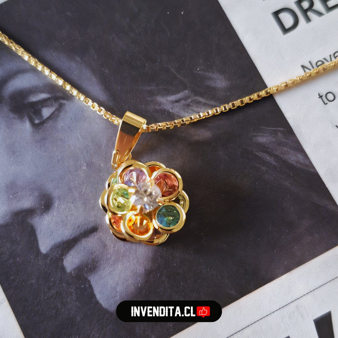 Collar enchapado en oro diseño flor con pétalos de circones de colores