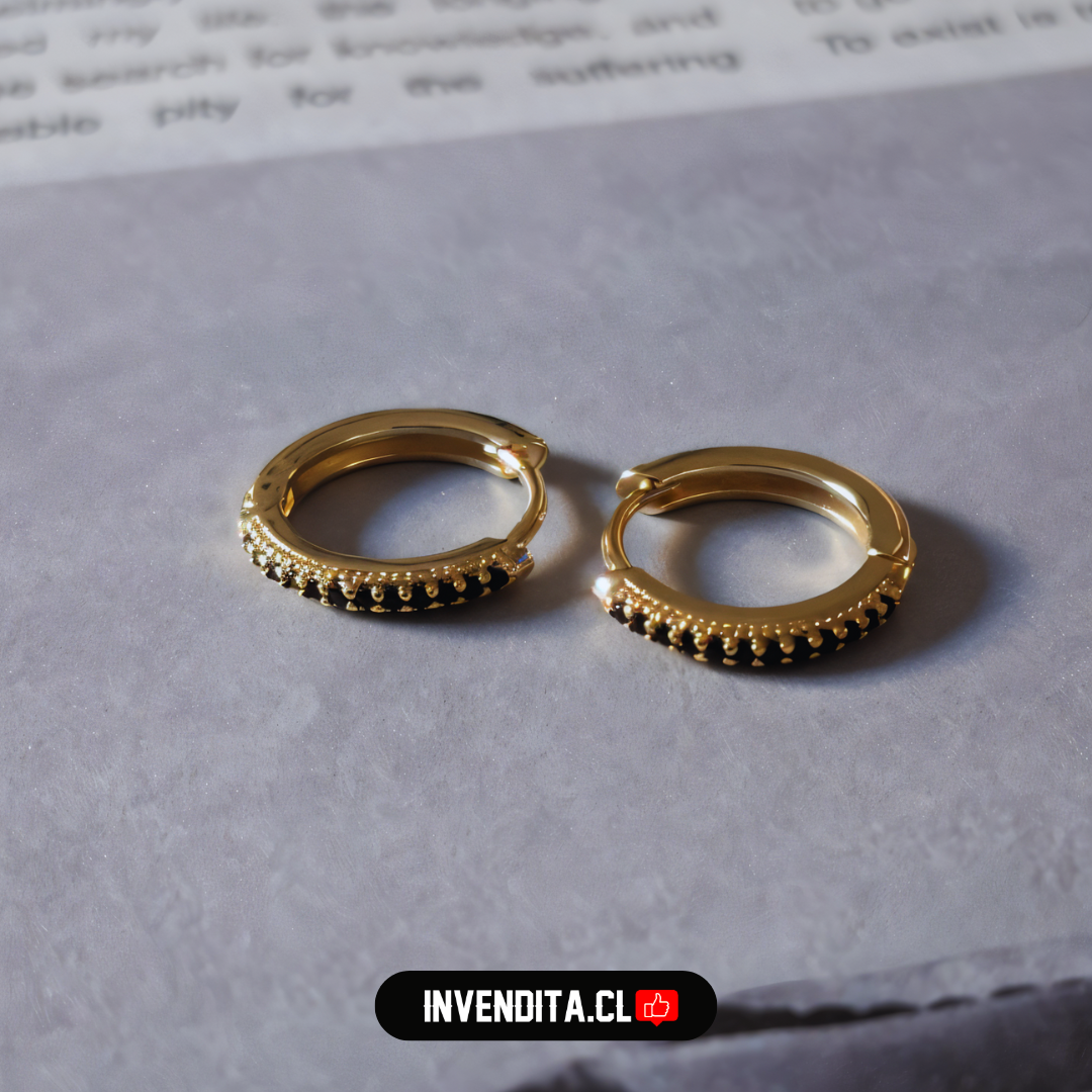 Aros enchapados en oro diseño argollas con serie de circones negros con broche Huggies