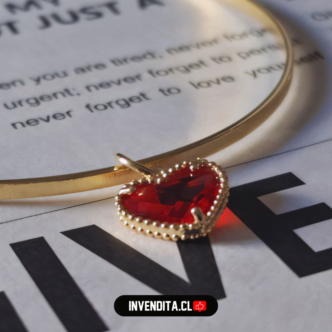 Pulsera enchapada en oro modelo esclava y dije corazón rojo